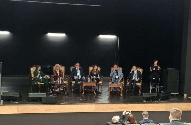 Kongres z okazji Międzynarodowego Dnia Osób z Niepełnosprawnościami oraz Mikołajkowy Jarmark Pracy